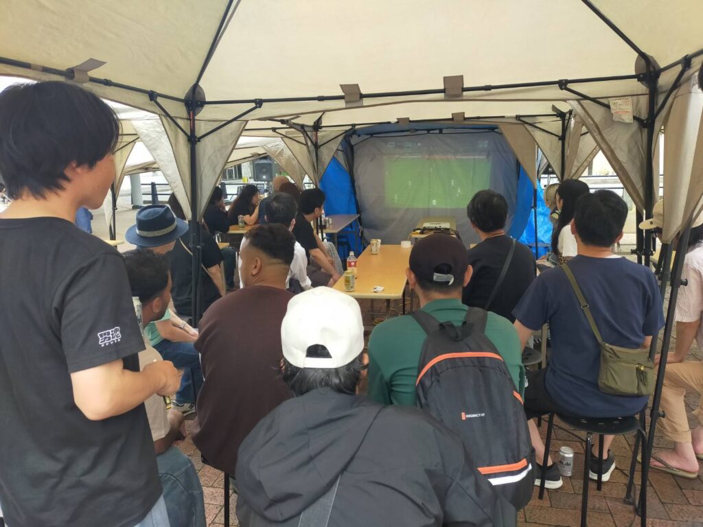 外国人も参加してみんなでサッカー観戦